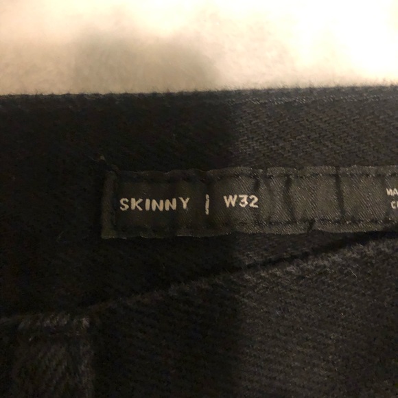 Pacsun: Skinny Black Distressed Shorts. Size:(32) - Picture 5 of 12